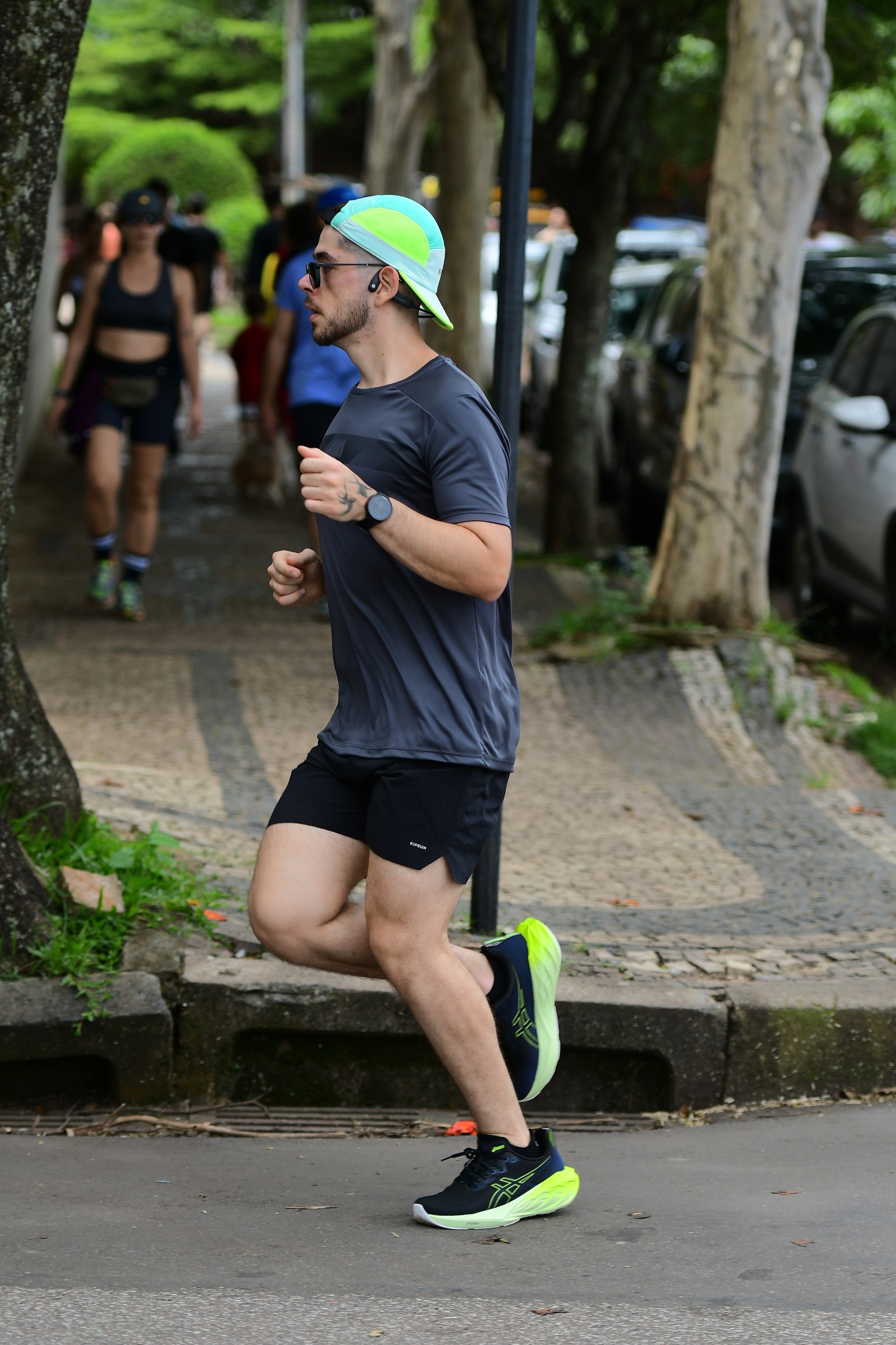 Salomão correndo por uma rua arborizada